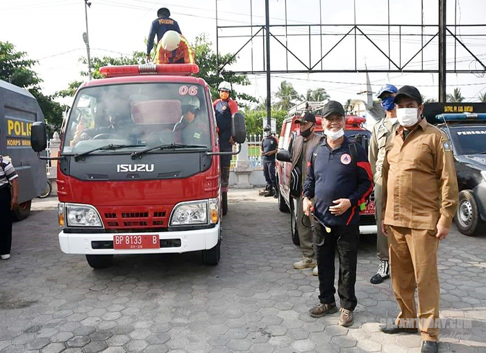 Wakil Bupati Bintan Dalmasri Syam saat penyiraman cairan disinfektan serentak di Bintan